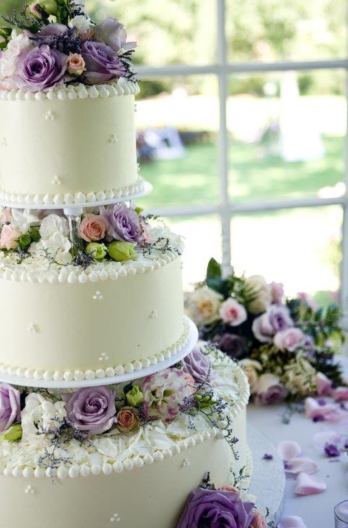 An-ivory-wedding-cake-with-roses